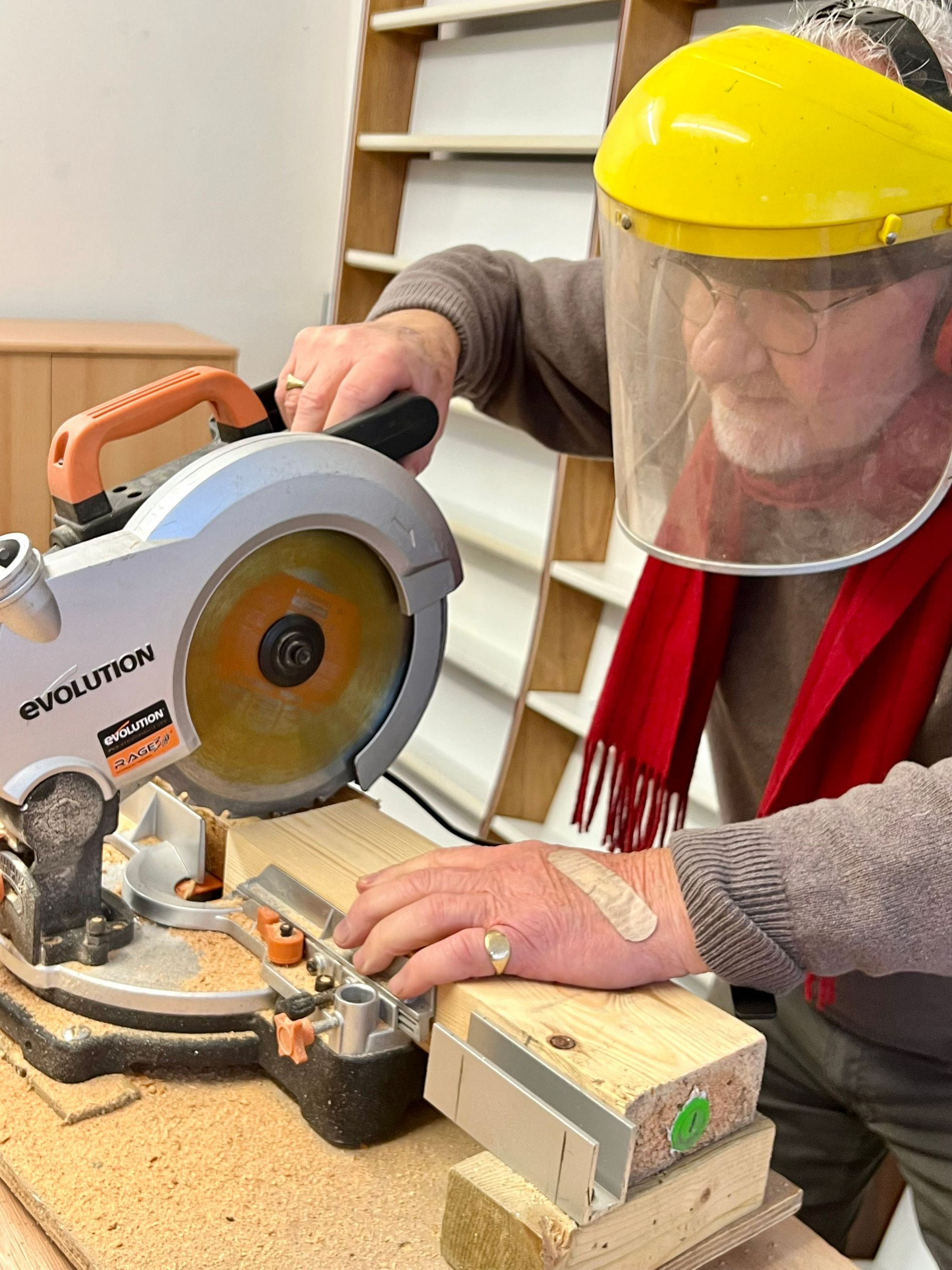 Cutting planks with the circular saw.